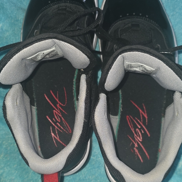 Nike Black and White Sneakers - Picture 4 of 16